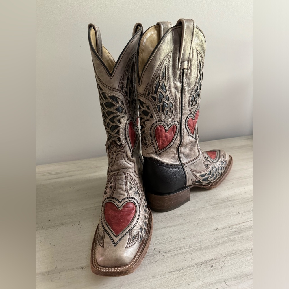 Rare Corral Vintage Heart & Wings square toe cowgirl boot | sz 7